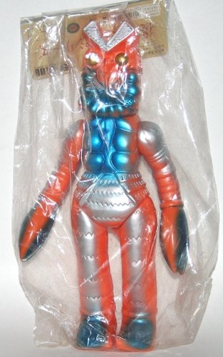 Giant Alien Baltan figure, produced by B-Club. Front view.