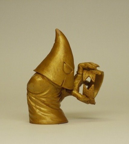Universal Gravitation - Gold figure by Junnosuke Abe, produced by Restore. Front view.