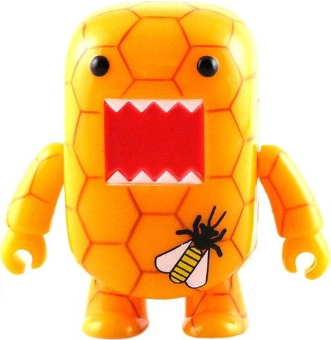 Honeycomb Domo Qee figure by Dark Horse Comics, produced by Toy2R. Front view.