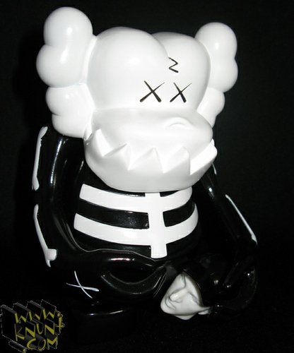 KAWS Skull-Kun  figure by Kaws X Bxh, produced by Bounty Hunter (Bxh). Front view.