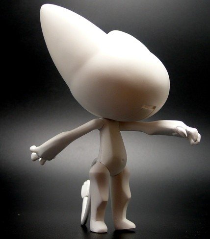Mekaneko - DIY figure by Matteo De Longis, produced by Venus Dea. Front view.