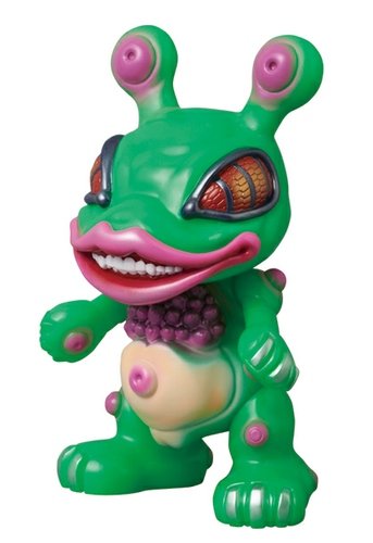 Monstrous Pettopussa figure by Nanpei Kaneko, produced by Medicom Toy. Front view.