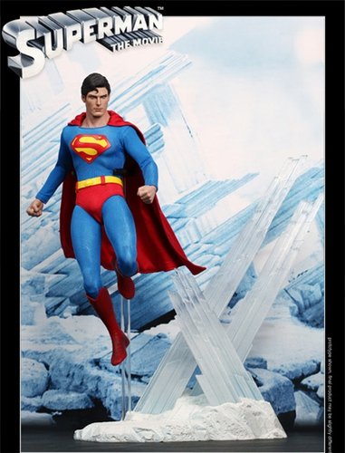 Superman figure by Yulli, produced by Hot Toys. Front view.