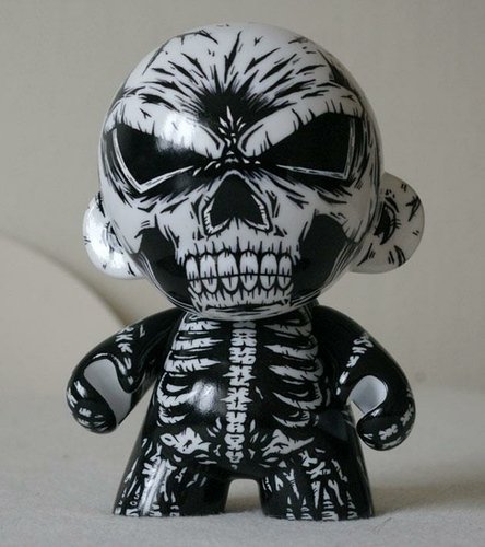 Skullz figure by Ozkunk, produced by Kidrobot. Front view.
