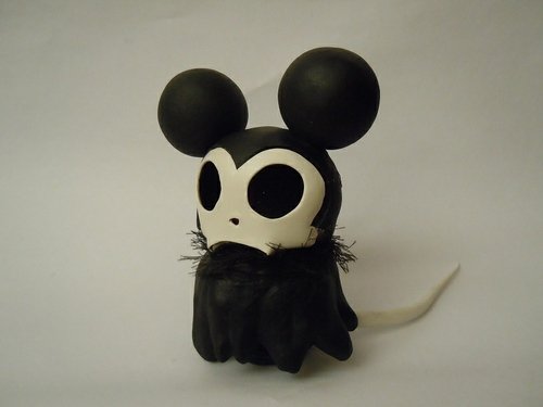 Toyer vs Mickey figure by 23Spk. Front view.