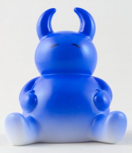 Royal Blue Fade Manpuku figure by Ayako Takagi, produced by Uamou. Front view.