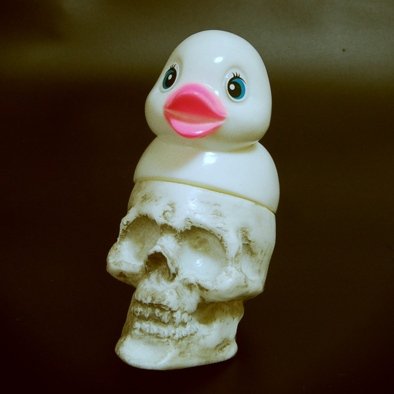 Duck White figure by Kikkake, produced by Kikkake. Front view.