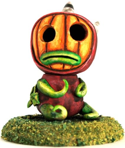 Pumpkin Dexter  figure by Chauskoskis. Front view.
