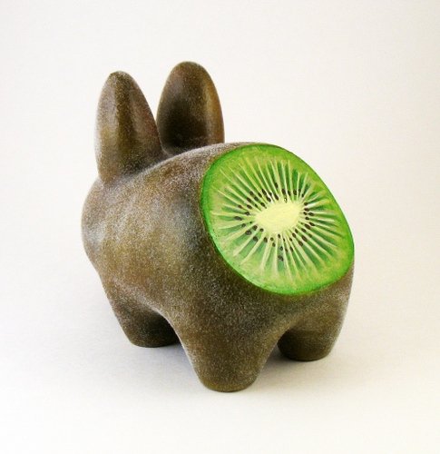 Kiwi Labbit figure by Motorbot. Front view.