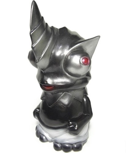 Soft Vinyl Puppet Chameron (カメロン) - Trick Black figure by Shinpei Tanaka, produced by Monstock. Front view.