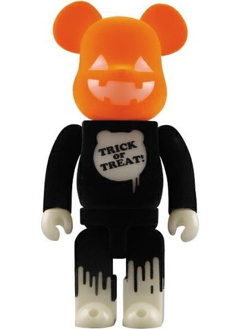 Halloween 2009 Be@rbrick 400%  figure, produced by Medicom Toy. Front view.