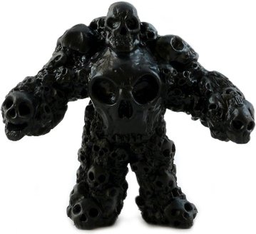 Multiskull - Black figure by Monsterforge, produced by October Toys. Front view.