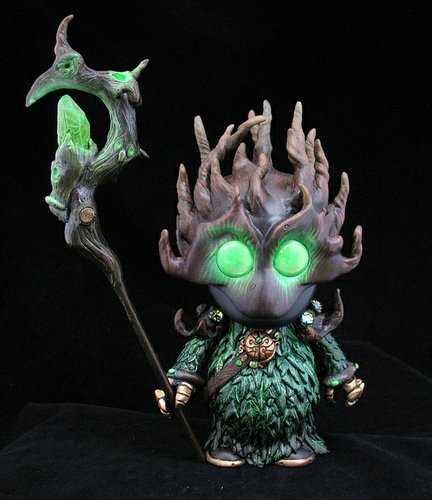 Forest Guardian figure by Fplus. Front view.