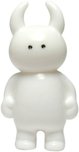 Micro Uamou - White figure by Ayako Takagi, produced by Uamou. Front view.