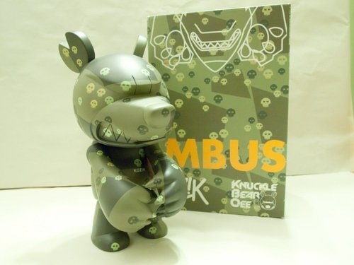 Kozik Knuckle Bear Qee V2 Ambush figure by Frank Kozik, produced by Toy2R. Front view.