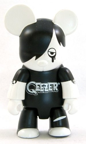 Qeezer Bear BW figure by Nic Brand, produced by Toy2R. Front view.