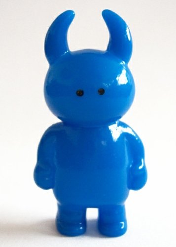 Micro Uamou - Royal Blue figure by Ayako Takagi, produced by Uamou. Front view.