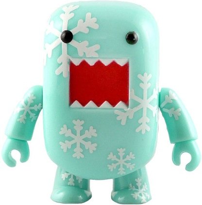 Snowflake Domo Qee figure by Dark Horse Comics, produced by Toy2R. Front view.