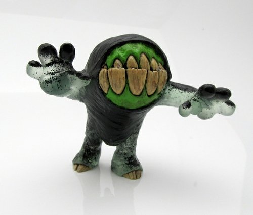 Floating Darkness Creecher figure by Motorbot, produced by Deadbear Studios. Front view.