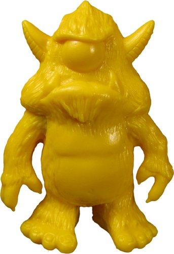 Stroll - Yellow figure by John Spanky Stokes, produced by October Toys. Front view.