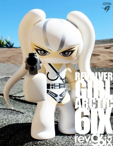 Revolver Girl 6IX (Arctic ed.) figure by Rotobox, produced by Kuso Vinyl. Front view.