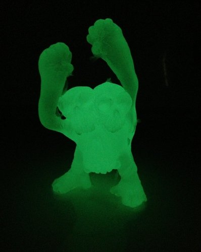 Skullatan - Glow figure by Motorbot, produced by Deadbear Studios. Front view.