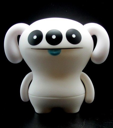 Big Toe Peaco - White figure by David Horvath X Sun-Min Kim, produced by Pretty Ugly Llc.. Front view.