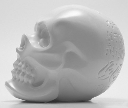Hasadhu Shingon Skull - White figure by Usugrow, produced by Secret Base. Side view.