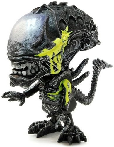 Battle Damaged Alien figure, produced by Hot Toys. Front view.