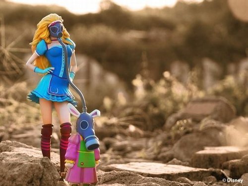 Alice figure by Mike Shinoda, produced by Disney Mindstyle . Front view.
