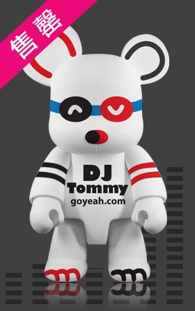 GoYeah x Qee figure by Dj Tommy, produced by Toy2R. Front view.