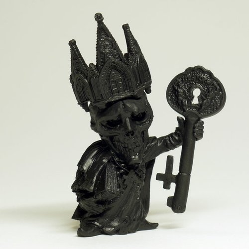 Kingdom Mind - Black figure by Junnosuke Abe, produced by Restore. Front view.
