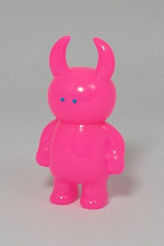 Pink Fluoro Uamou figure by Ayako Takagi, produced by Uamou. Front view.
