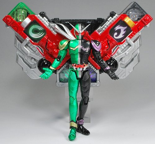 S.H.Figuarts Kamen Rider W Cyclone Joker figure, produced by Bandai. Front view.