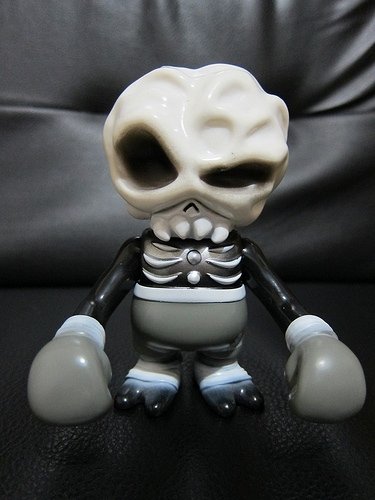 Skull Brain - Monotone Twim figure by Secret Base X Twim, produced by Secret Base. Front view.