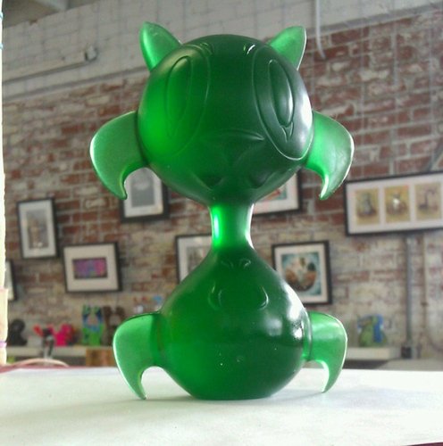 Curiosity Emerald Ed. - De Korner Exclusive figure by Nathan Hamill, produced by Pretty In Plastic. Front view.