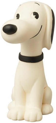 Snoopy (Vintage Ver.) UDF No.182 figure by Charles M. Schulz, produced by Medicom Toy. Front view.