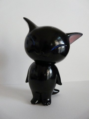 Godzilla ya Canico Cat Black (boy version) figure by Canico, produced by Us Toys. Front view.