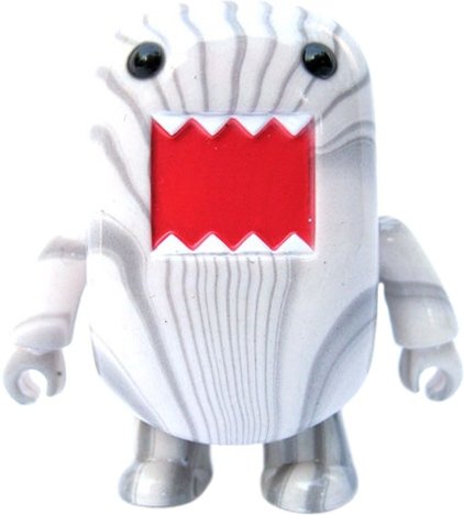 Swirlie Domo Qee figure by Dark Horse Comics, produced by Toy2R. Front view.