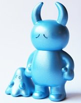 Uamou & Boo - Sad, Metallic Blue figure by Ayako Takagi. Front view.