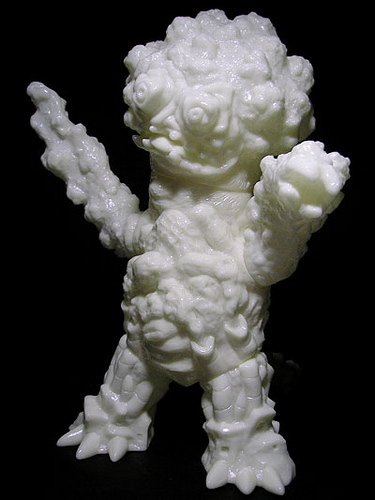 King Smog - Unpainted Gid Lottery, 3rd release figure by Naritada Shintani, produced by Elegab. Front view.