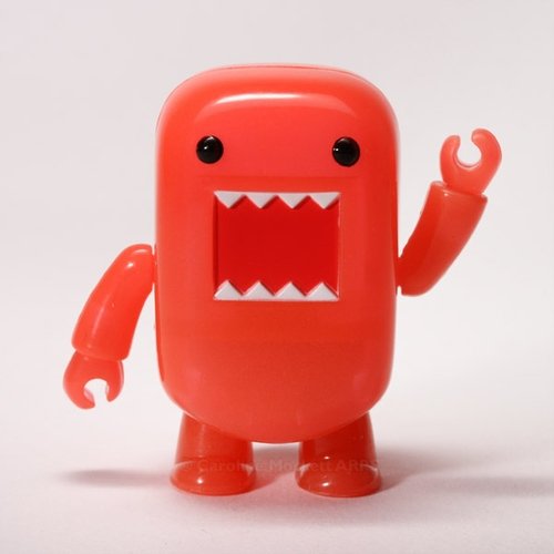 Pink GID Domo Qee figure by Dark Horse Comics, produced by Toy2R. Front view.