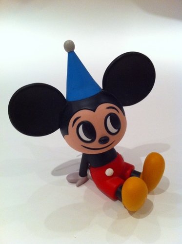 Mickey Mouse figure by Play Set Products, produced by Medicomtoy. Front view.