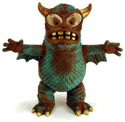 Vintage Gold-horned Greasebat  figure by Drilone. Front view.