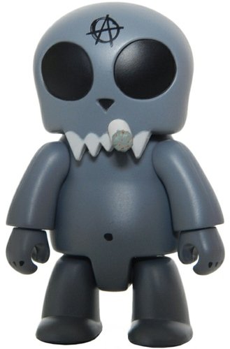 Anarchy Smorkin Toyer Qee figure by Frank Kozik, produced by Toy2R. Front view.