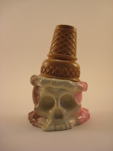 Standard Neapolitan Ice Scream figure by Brandon Morrow, produced by Brutherford Industries. Front view.