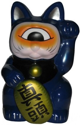 Fortune Cat figure by Mori Katsura, produced by Realxhead. Front view.