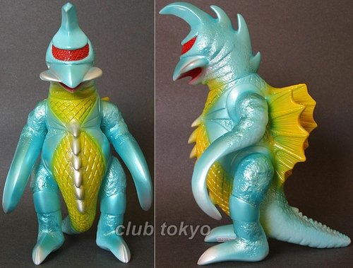 Gigan Blue figure by Yuji Nishimura, produced by M1Go. Front view.