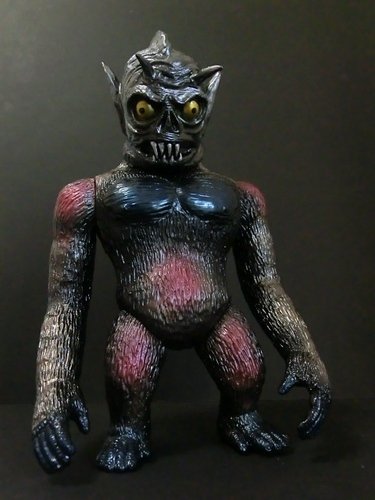 Zombie Kong figure by Skull Head Butt, produced by Skull Head Butt. Front view.