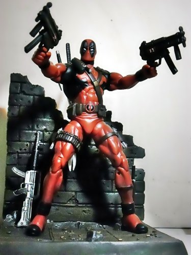 DeadPool figure by Marvel, produced by Diamond Select. Front view.
